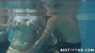 Japanese Oral😜 Delight: Sexy Suzuna Komiya Pumps Poolside Pleasure!
